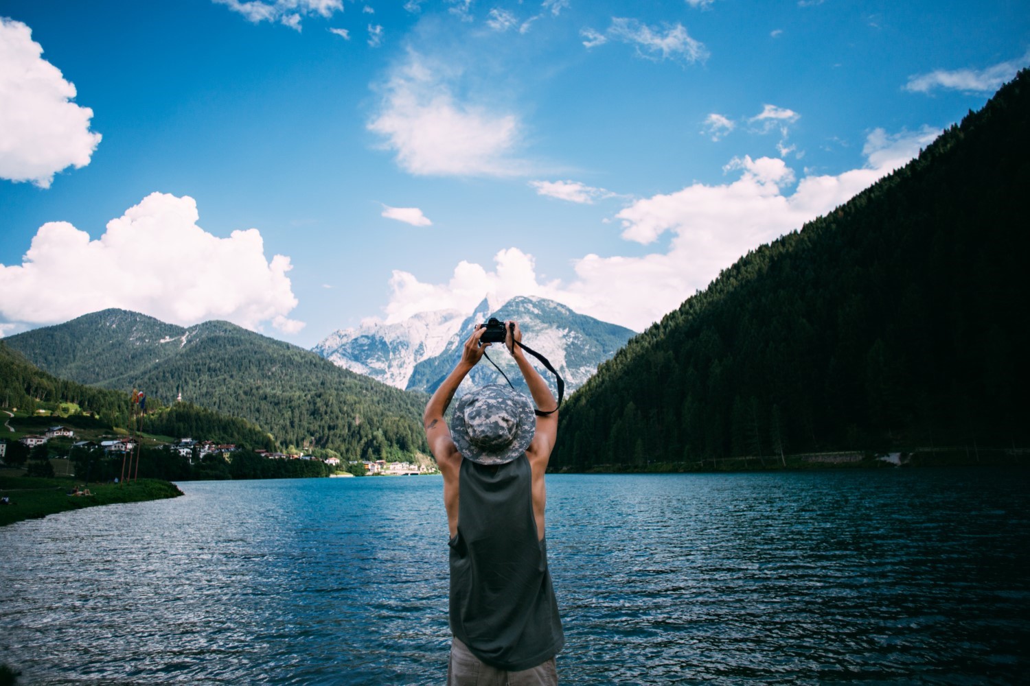 Viajar pode ser cansativo, especialmente quando há uma diferença de fuso horário. Confira este guia completo para evitar o jet lag durante as suas viagens com dicas e truques úteis