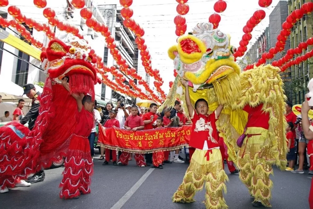 Ano-Novo Chinês, desfile de dança do leão e do dragão com bandeiras e lanternas vermelhas.