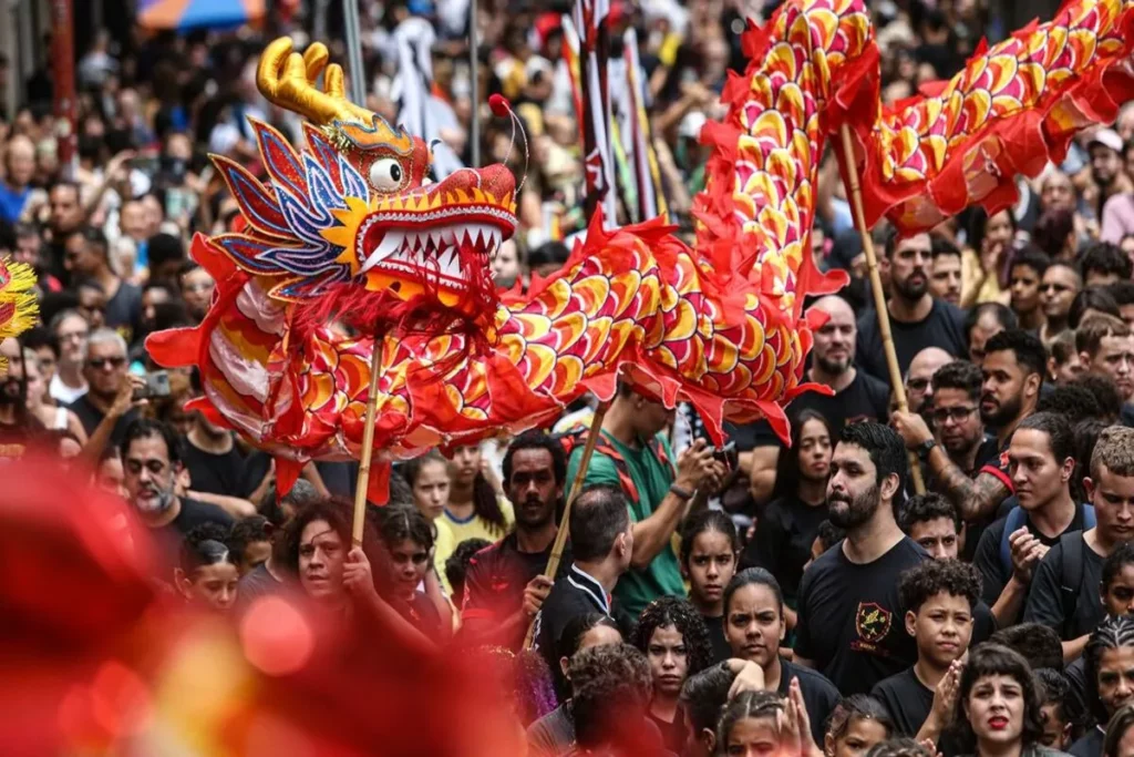 Ano-Novo Chinês, desfile de dragão com pessoas em multidão.