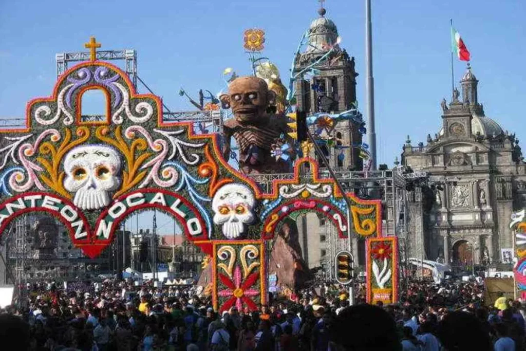 Dia dos Mortos, grandes estruturas de caveira e esqueletos em desfile na Plaza de la Constitución, Cidade do México.