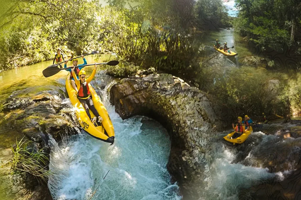 Pessoas praticando caiaque ou rafting em corredeiras de um rio cercado por floresta, com a imagem editada para mostrar diferentes perspectivas da atividade.