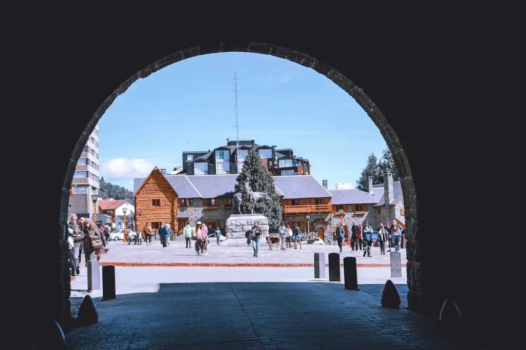 Vista da Praça Cívica em Bariloche, com o monumento ao General San Martín, representando uma das "coisas legais para fazer em Bariloche".