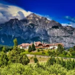 O Hotel Llao Llao em Bariloche, com montanhas e florestas ao fundo, um dos destaques de "coisas legais para fazer em Bariloche".