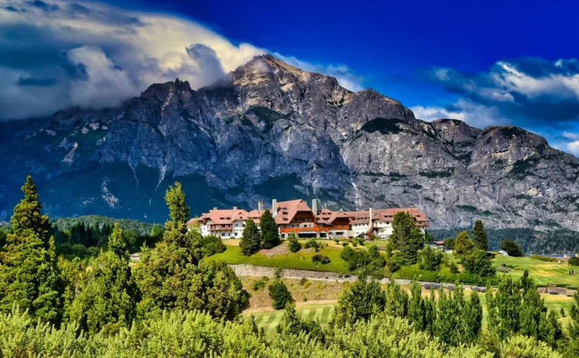 O Hotel Llao Llao em Bariloche, com montanhas e florestas ao fundo, um dos destaques de "coisas legais para fazer em Bariloche".