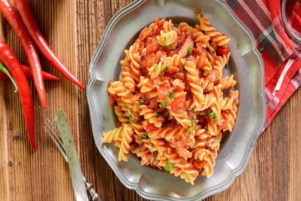 Prato de massa com molho e pimenta, uma representação da culinária regional, como a comida típica da Bolívia.