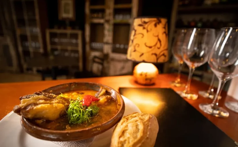 Prato de guisado de carne em um restaurante aconchegante, representando a comida típica da Bolívia.
