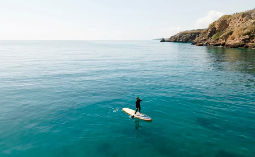 Guia essencial de stand up paddle para explorar em viagens