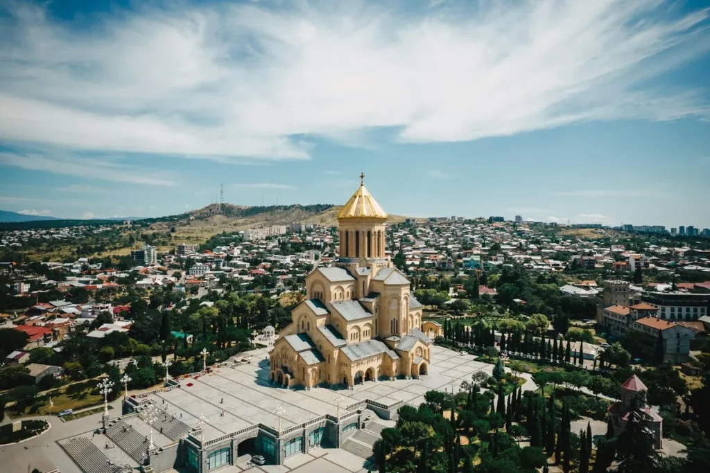 Tbilisi, Geórgia: Vista aérea da Catedral da Santíssima Trindade (Sameba) e da cidade ao redor.