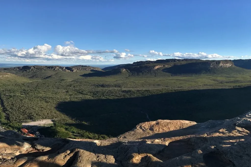 Vista panorâmica das montanhas e vales verdes da Chapada Diamantina, Bahia.