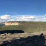 Vista panorâmica das montanhas e vales da Chapada Diamantina sob céu azul com nuvens.Chapada Diamantina: paisagens de tirar o fôlego na Bahia