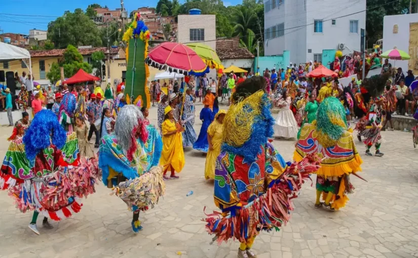 A força do Maracatu no Carnaval de Recife e Olinda: dança, instrumentos e identidade