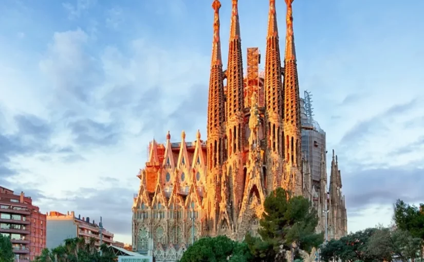 Sagrada Família Barcelona: por que ela encanta o mundo todo?