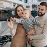 Família feliz com um bebê posando com a chave de um carro novo, representando a experiência de alugar carro.