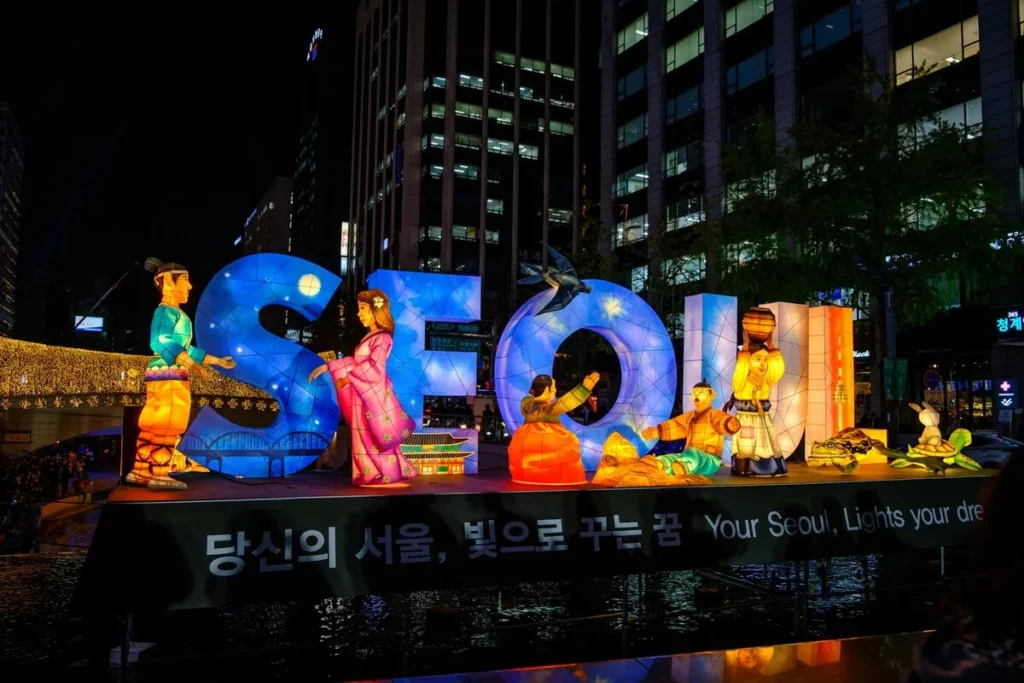 Instalação iluminada com a palavra Seoul e lanternas coloridas durante festival noturno na Coreia do Sul, um dos melhores lugares para viajar sozinho.