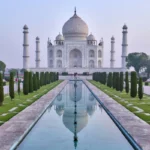 Vista frontal do Taj Mahal em Agra, Índia, com jardim e espelho d’água, destino ideal para viagem solo cultural e espiritual.