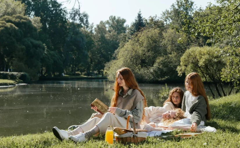 Família fazendo piquenique em área verde com lago em um dos parques nacionais do Brasil