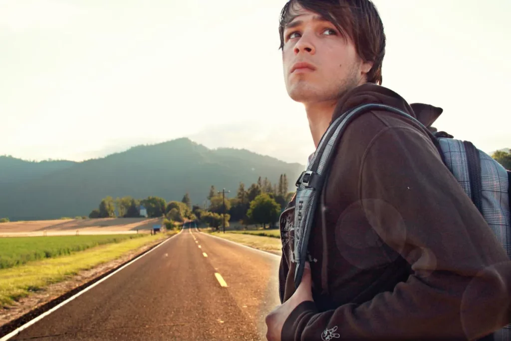 Homem andando sozinho por estrada