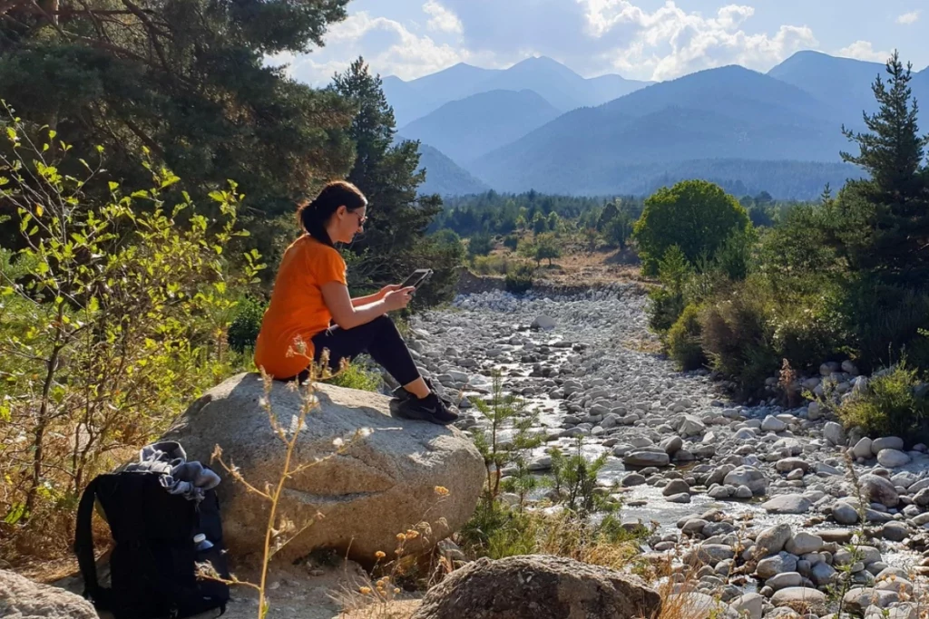 Mulher ao ar livre, trabalhando no tablet