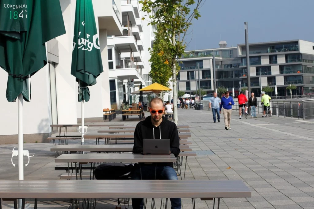 Homem em mesa de estabelecimento, trabalhando