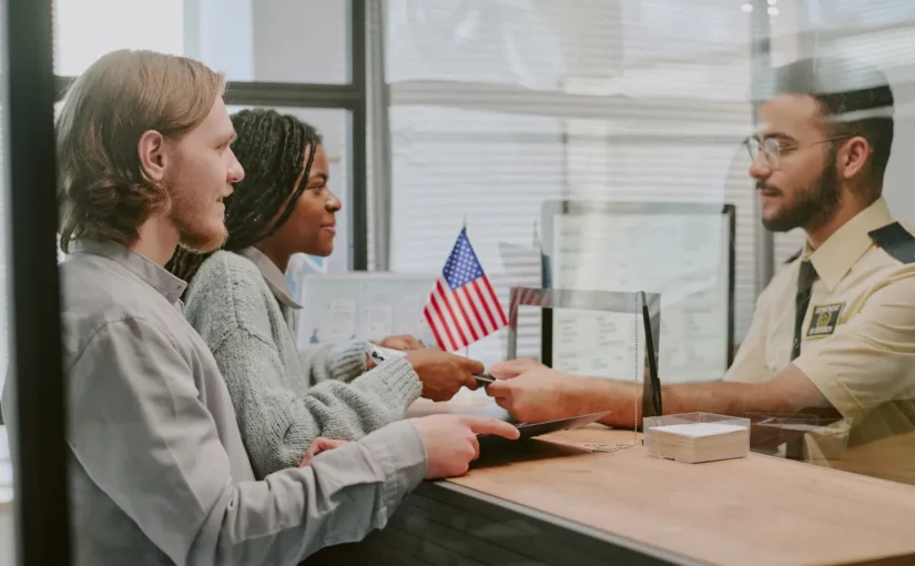 casal entregando passaporte para agente de imigração em balcão de aeroporto